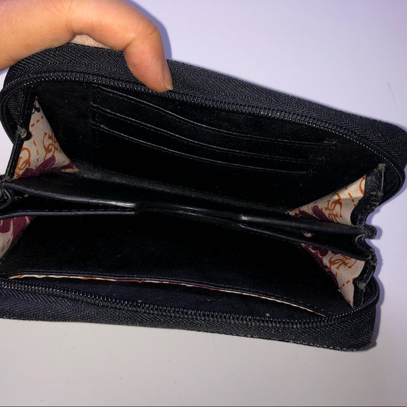 GUESS Zip-Around Wallet - Picture 3 of 4